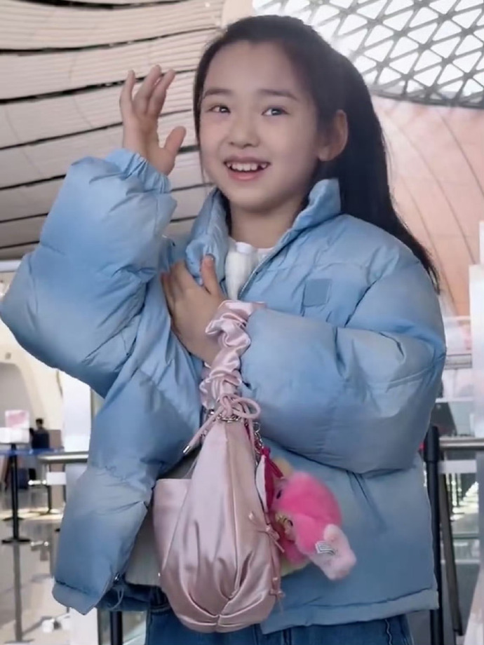 小酒窝给白鹿拼了拼豆哈哈哈，董璇带着小酒窝去澳门参加尖叫之夜，白鹿也参加呢，这次