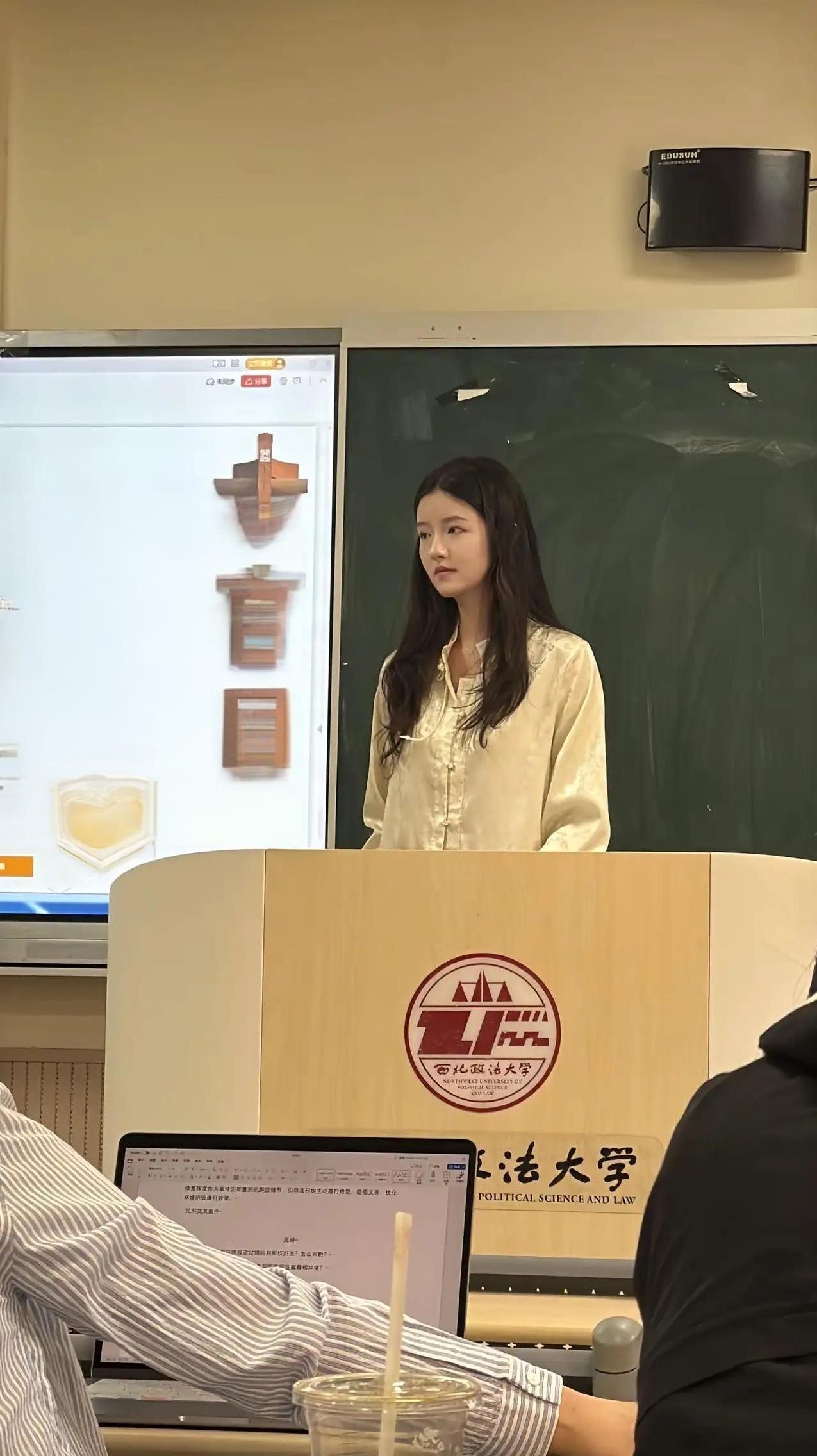 我想那时候上大学要是有这样的老师，我也会认真学习的
