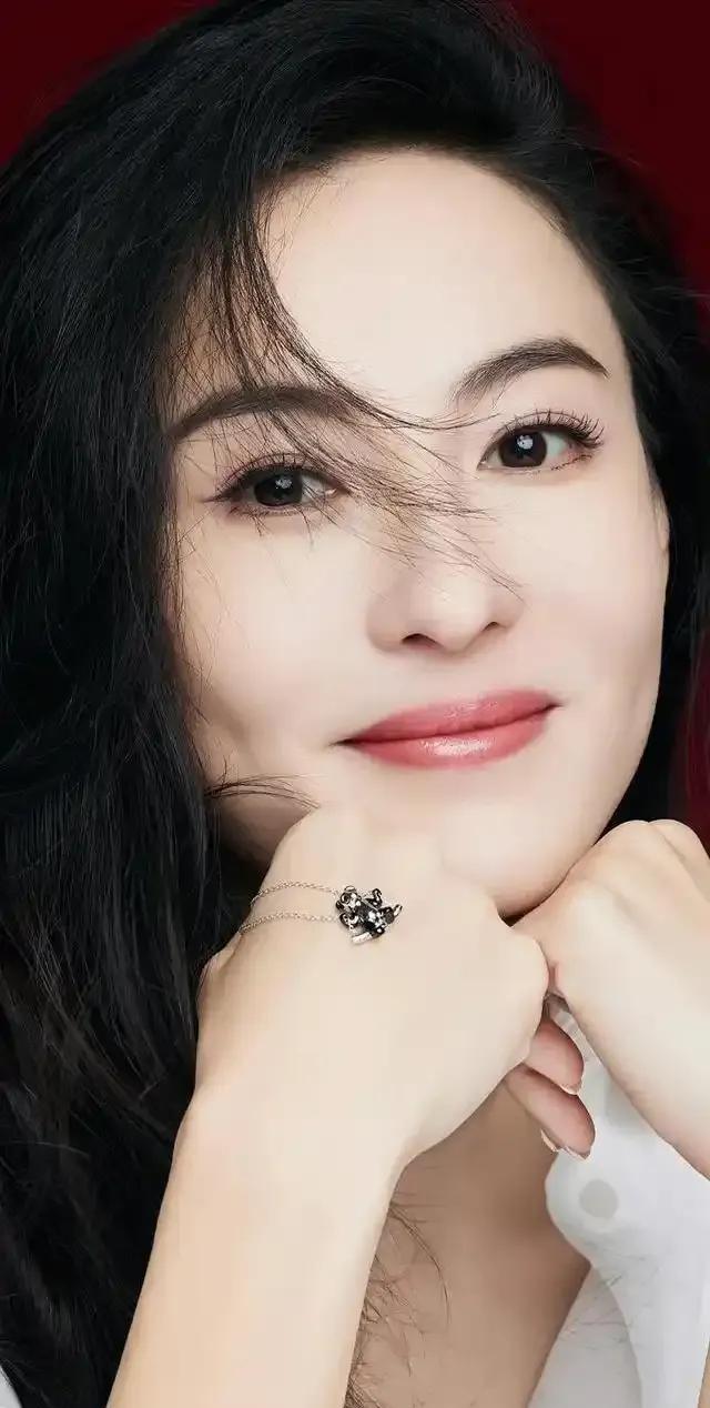 张柏芝发声谈爱情观：爱情已没那么重要了
她在视频里聊起现在的感情观，语气轻松却透