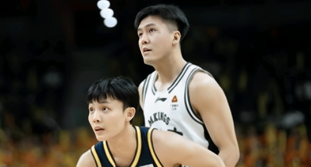 广东男篮球员徐杰眉骨缝了三针。在CBA常规赛广东和同曦的比赛当中，徐杰在一次防守