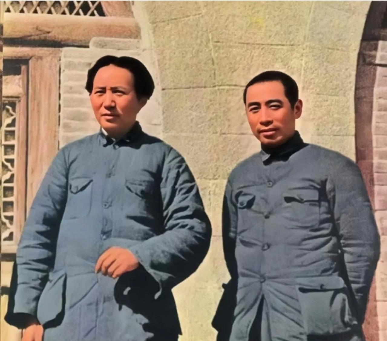 伟人与周总理携手走过半个多世纪，一个高瞻远瞩定方向，一个事无巨细抓落实。他们相互