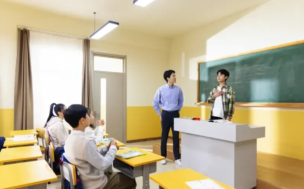 最近，“老师”上了热搜。从老师被滋水，被拘留，到老师杀害，令人悲叹。

老师本就