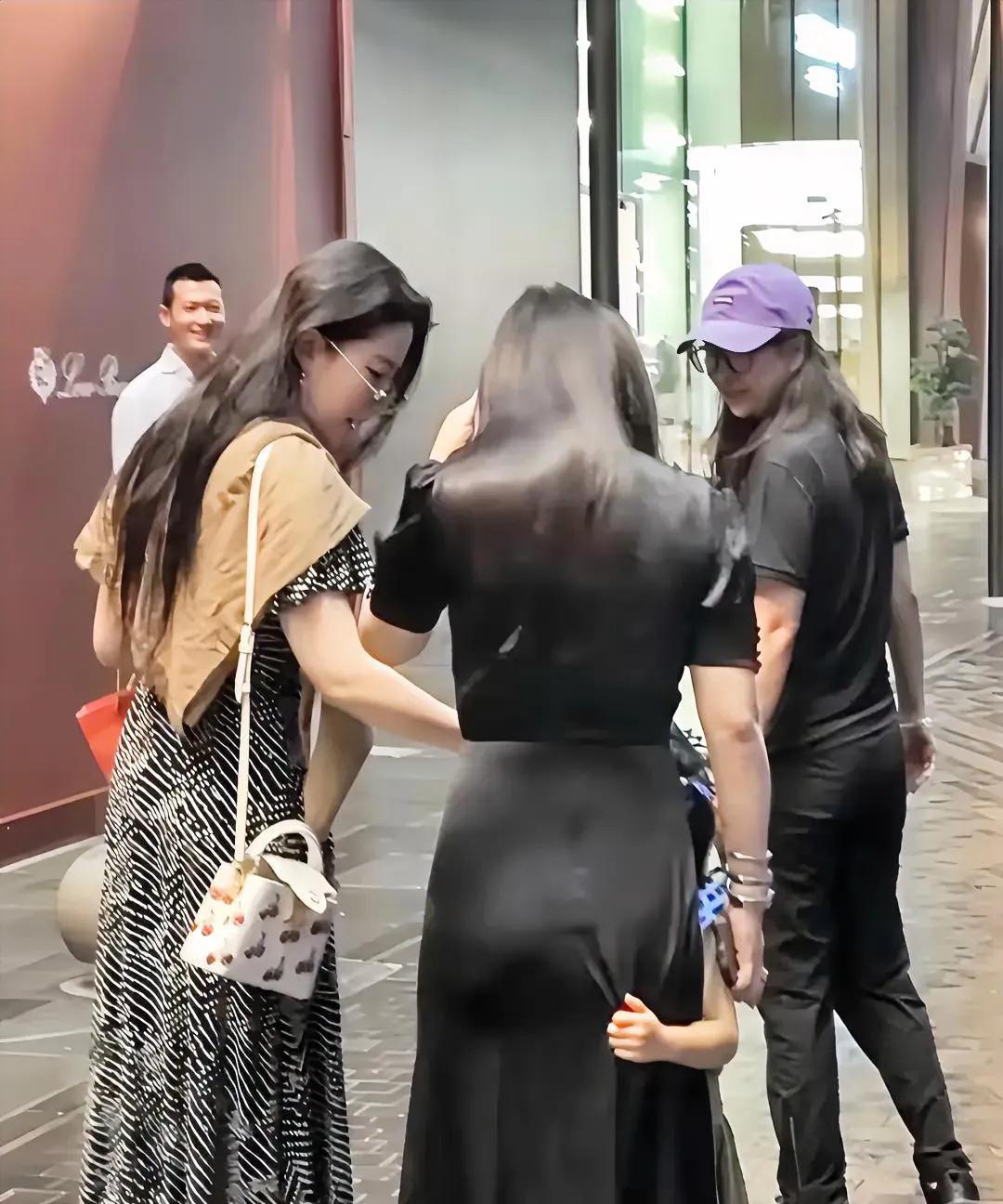 研究了大半天
终于从刘亦菲身上发现一个秘密
那就是女人要是过了35岁可以胖可以瘦