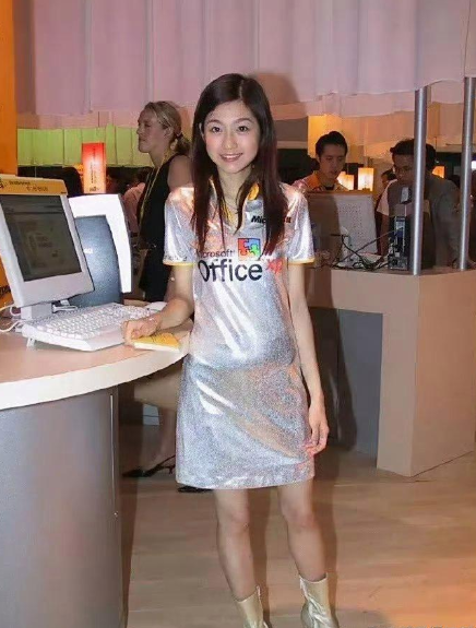 她应该算tvb最漂亮的第一代被人在网上捧到红的女孩，五官没有P过，纯天然，最后嫁