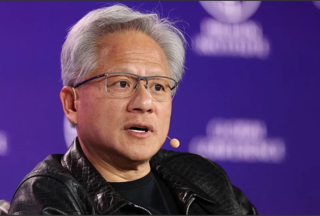 黄仁勋坐不住了！

路透社引述两位知情人士报道，英伟达正为中国开发一款新人工智能