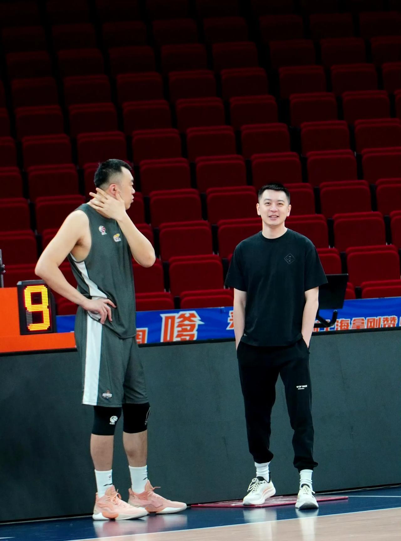辽篮王朝的“定海神针”拼到了最后！
辽宁客场1分险胜上海，韩德君最后时刻膝盖受伤
