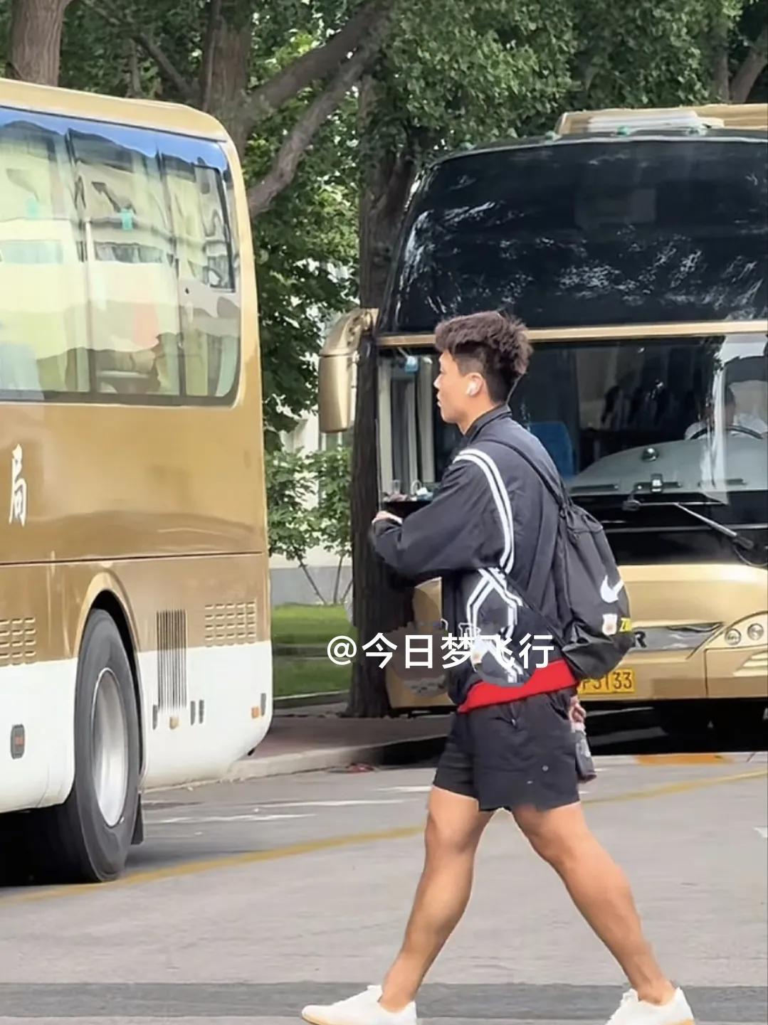 赵睿继续担任中国男篮队长，武桐桐负重深蹲120Kg！
据悉，本期中国男篮队长由赵