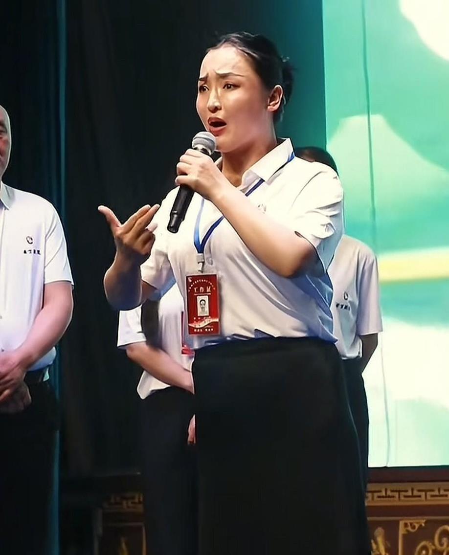 看戏看安万，不针对两社一院！这是理性的戏迷发自内心的话！
现在的人就是怪，本来就