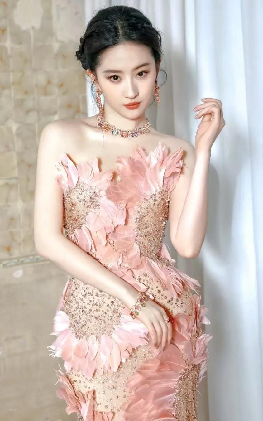 众所周知
刘亦菲是个形容词
只有她本人
才能配得上这个词
刘亦菲一出场
简直美神