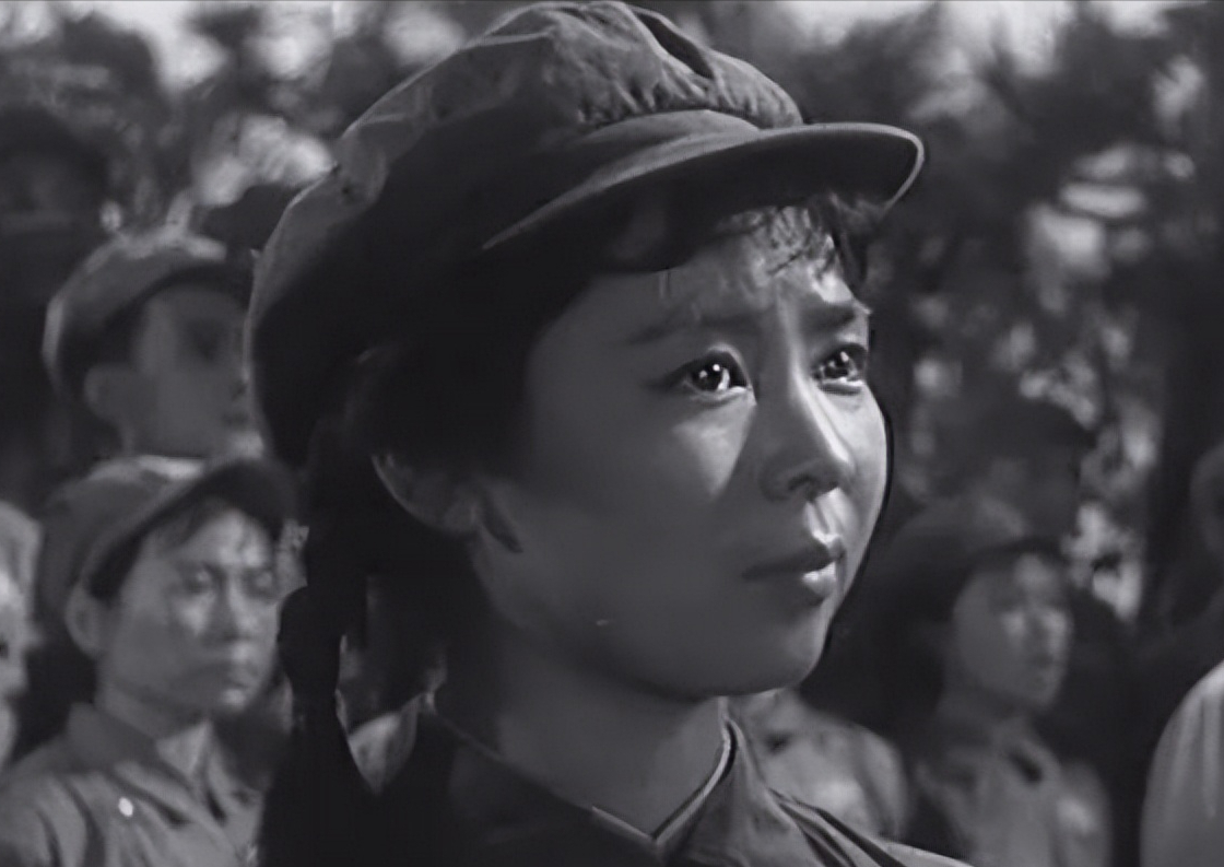 1936年，在日军的审讯室中，日军将军刀放在赵玉仙的肚子上，凶狠地说：“再不招供