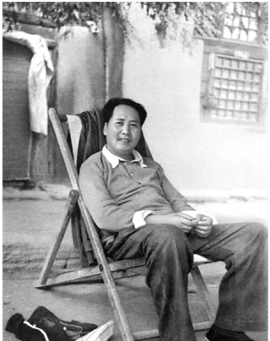 童小鹏称1948年秋，自己在西柏坡拍下毛主席坐在躺椅上思索的照片，彼时主席刚看完
