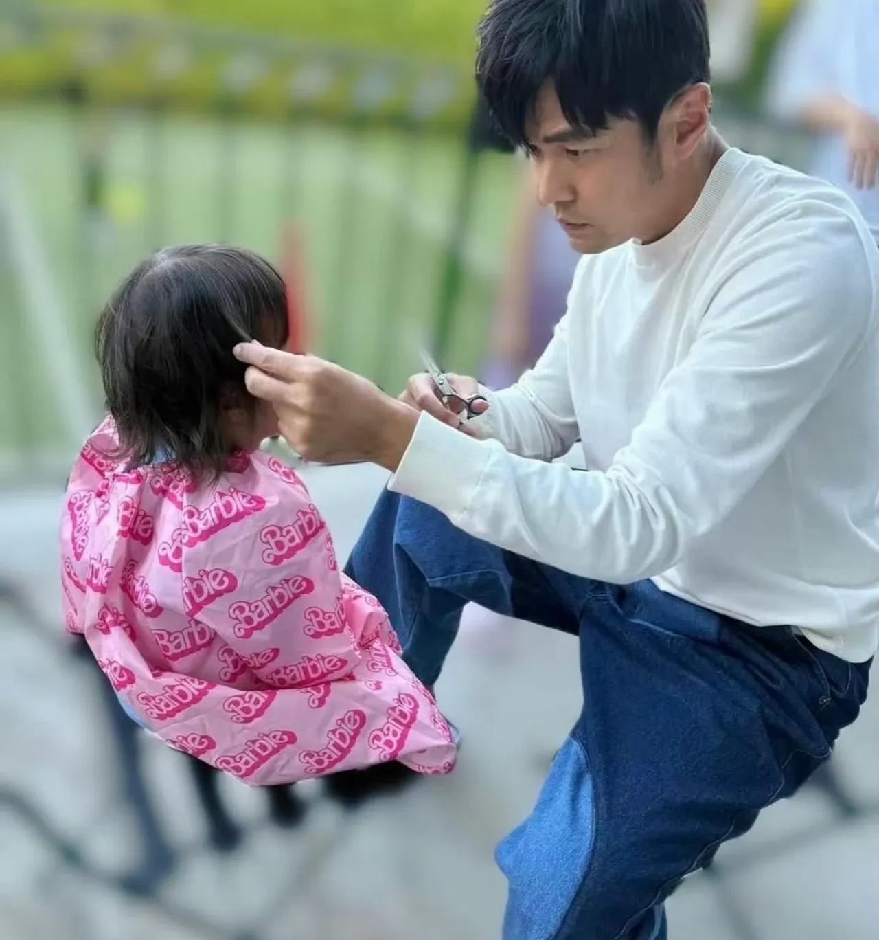 周杰伦龙抬头给小孩剪头发，
儿子拿了网球冠军，成为家里第一个拿奖回来的人，周杰伦