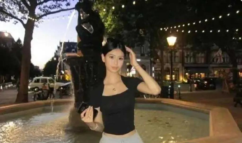 钟丽缇女儿考拉，年仅14岁已展露绝佳身材，完美继承了妈妈的好基因。她的甜美笑容与