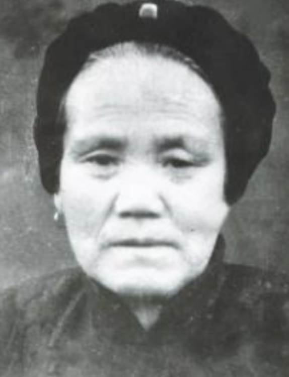 1944年，邓玉芬的儿子还有丈夫全都牺牲了，她将一坨棉絮塞进最后一个儿子嘴里，孩