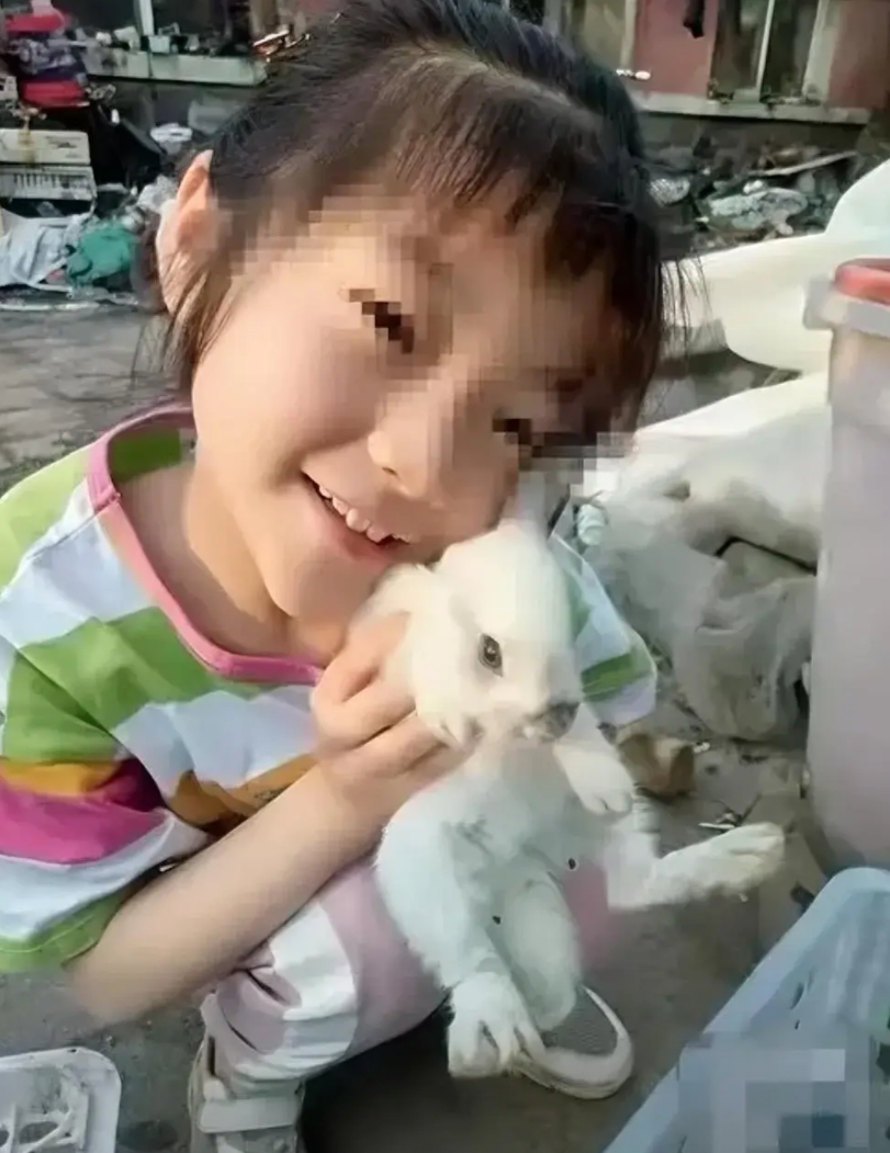 辽宁丹东，一不满14周岁的男孩持刀将邻居家的女孩砍成轻伤一级，事后因其未达到刑事