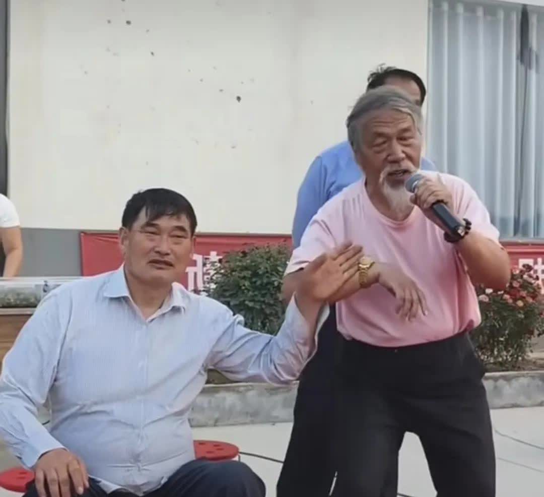 大衣哥朱之文又上舞台演出了，不得不说，大衣哥朱之文简直太优秀了！出名以后，没有一