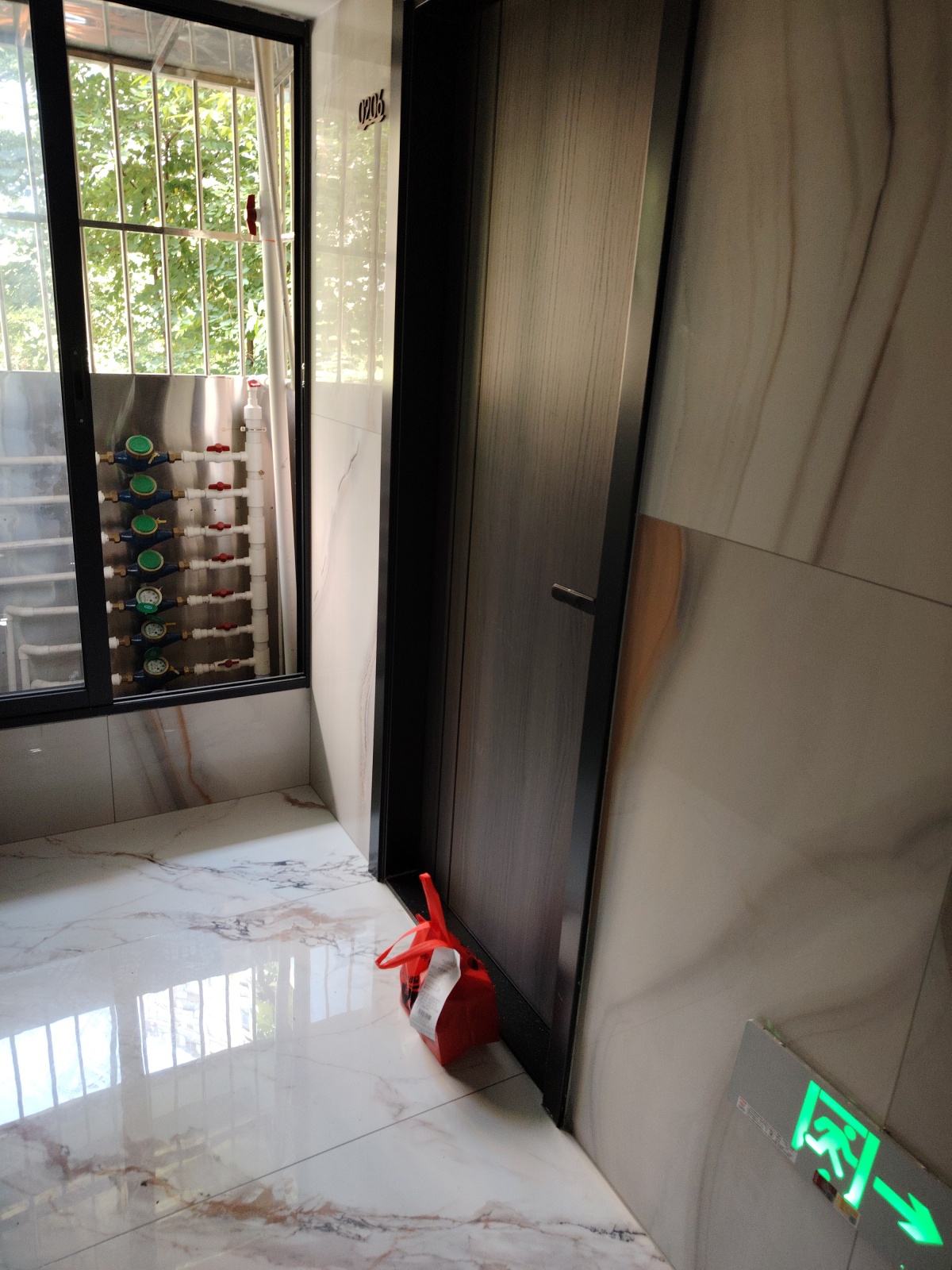 那些有洁癖，介意外卖放地上，介意外卖放电梯的人，最好还是不要点外卖了，可能你点的