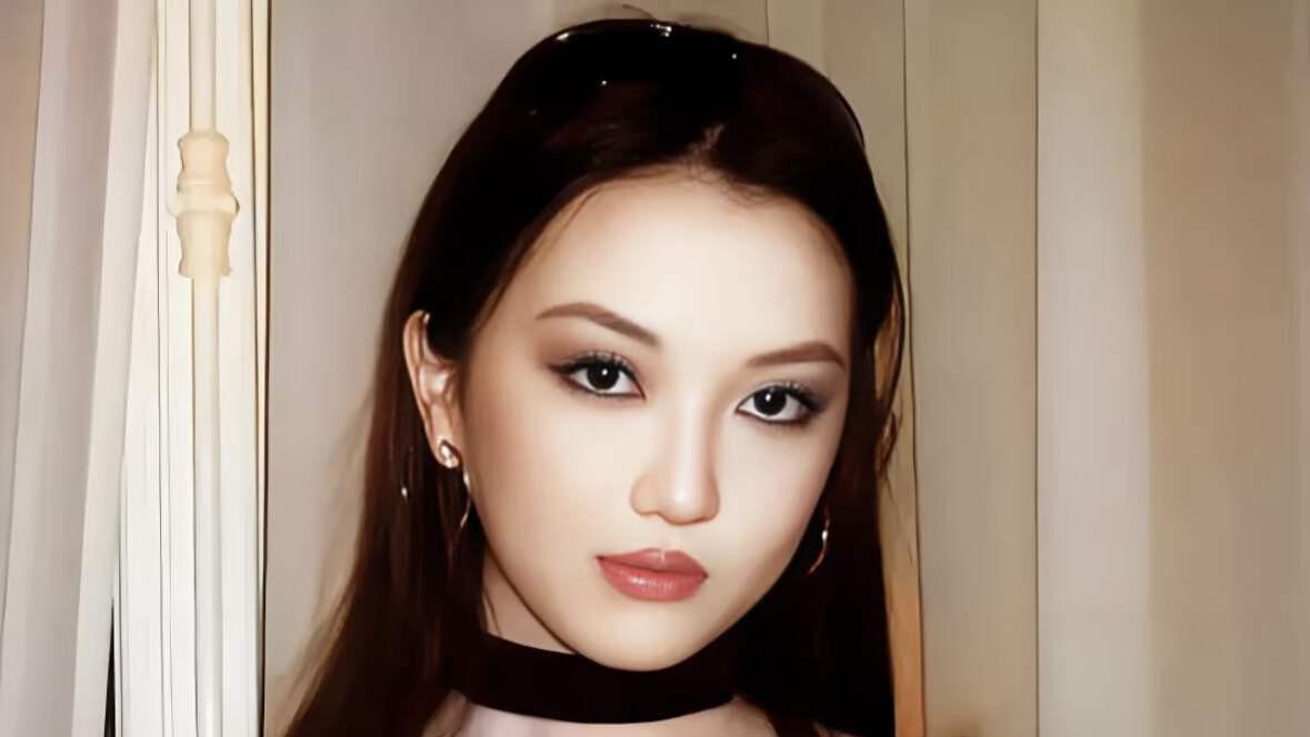歌坛天后18岁爱女抽烟照曝光，曾与外籍男性亲密互动，被斥崇洋媚外