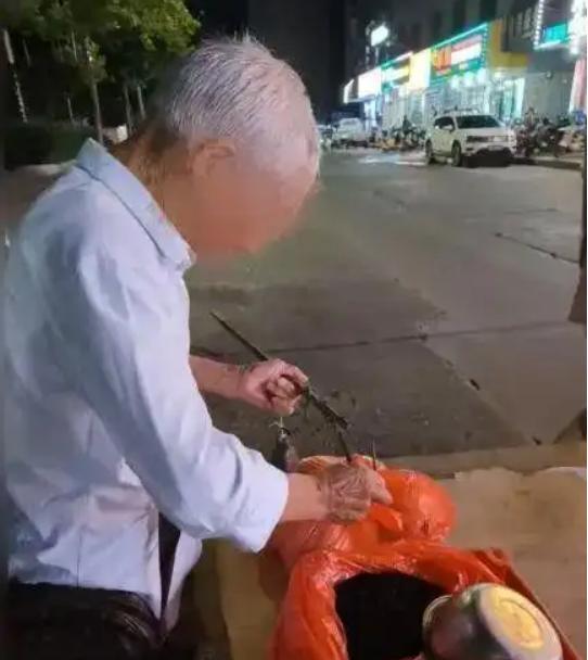 “泪崩了！”江西，女子偶遇已故同学父亲卖瓜，欲买光让他早点回家，老人惊讶的问：“