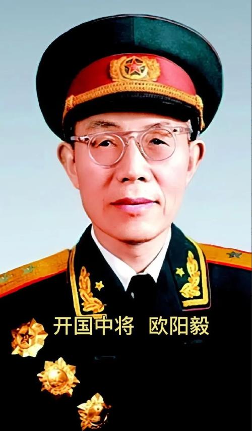 祁连山冷风呼啸，风沙像刀子一样刮在人脸上。

欧阳毅，红军侦察部的部长，这天趴在