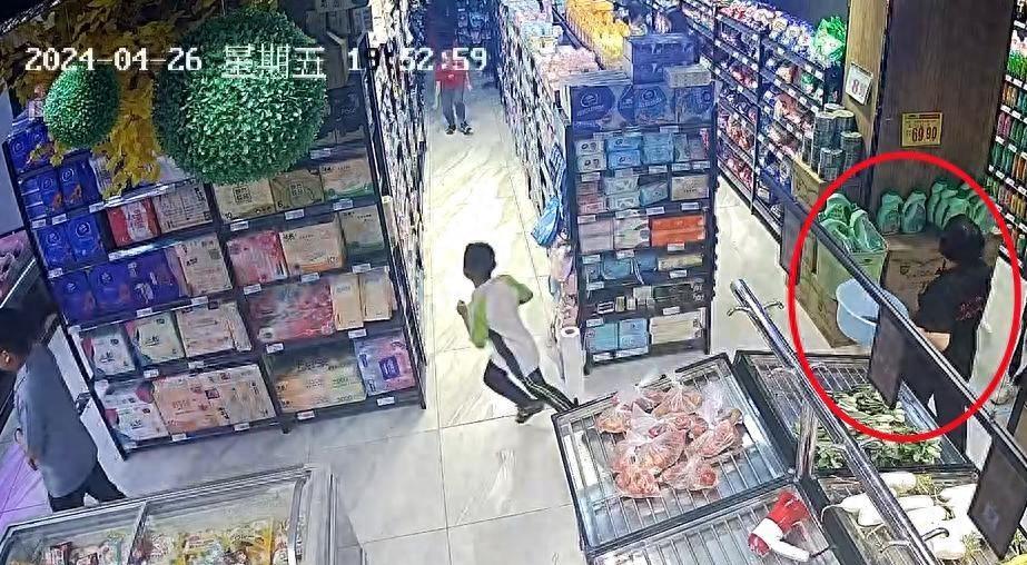 “一脚18万！”7岁男孩在超市跟伙伴追逐，将54岁营业员大妈绊倒，大妈受了轻伤。
