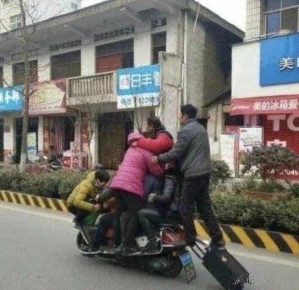 两电动车相撞十余人受伤~