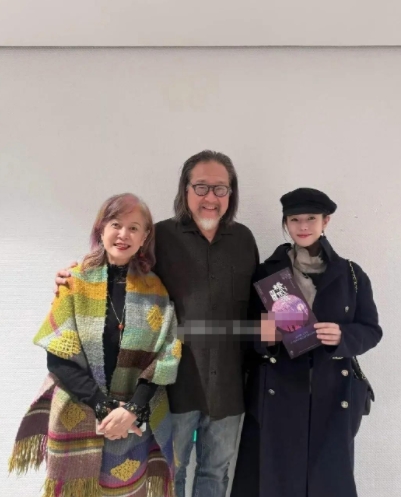 陈妍希瘦了好多，包子脸变成锥子脸。头戴黑色贝雷帽，身穿黑色呢大衣的她，看起来时尚