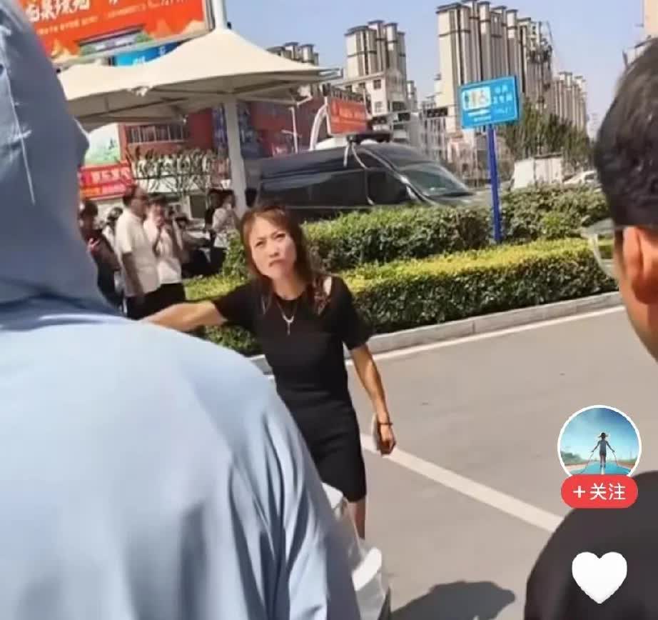 表姐说，大闹警车的这位网红住的离她不远，在她们那附近可有名气了，闹过社区居委会，