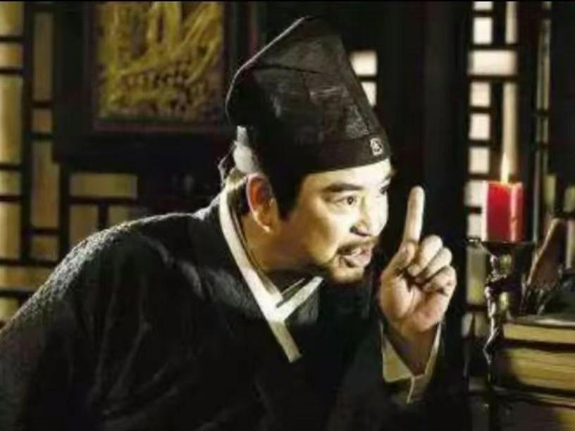 古时有个县令接到一桩案子：绸缎庄掌柜状告60岁伙计玷 污他老婆。县令立刻升堂审案