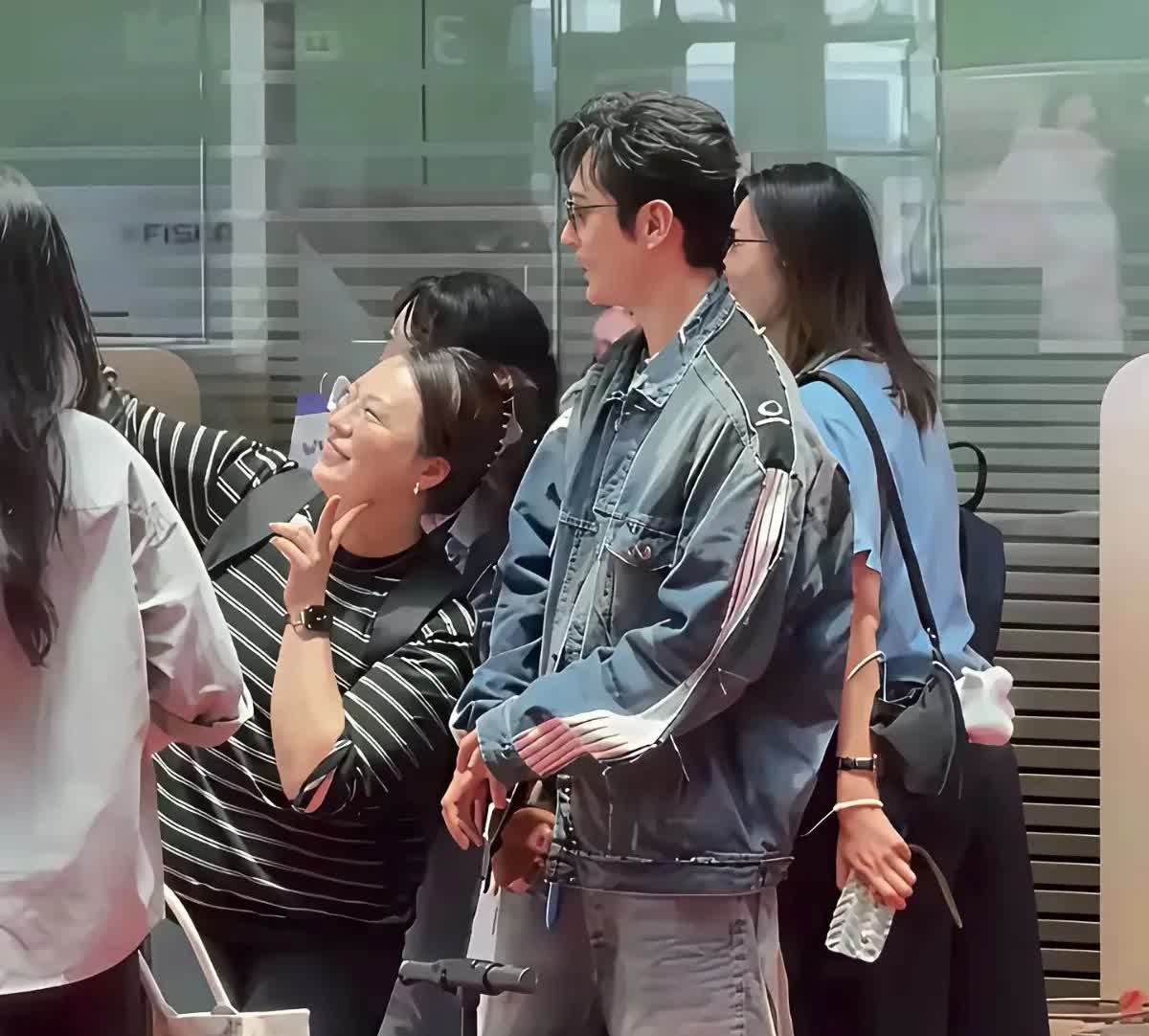 搞不懂黄晓明为什么要活得那么累？

矮不可怕，装高才可怕；老不可怕，装嫩才可