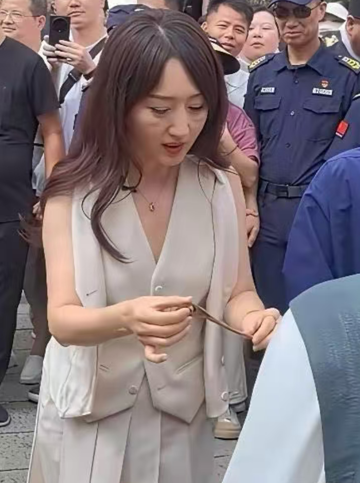 她脸上为什么会有两个坑？