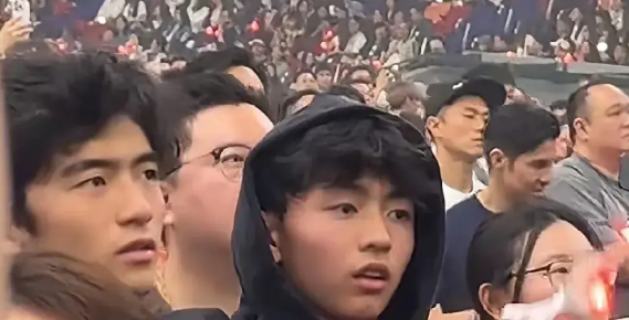 真心感觉，谢霆锋内心很崩溃——
有张柏芝的家，他根本回不去了。
网友们还是很善良