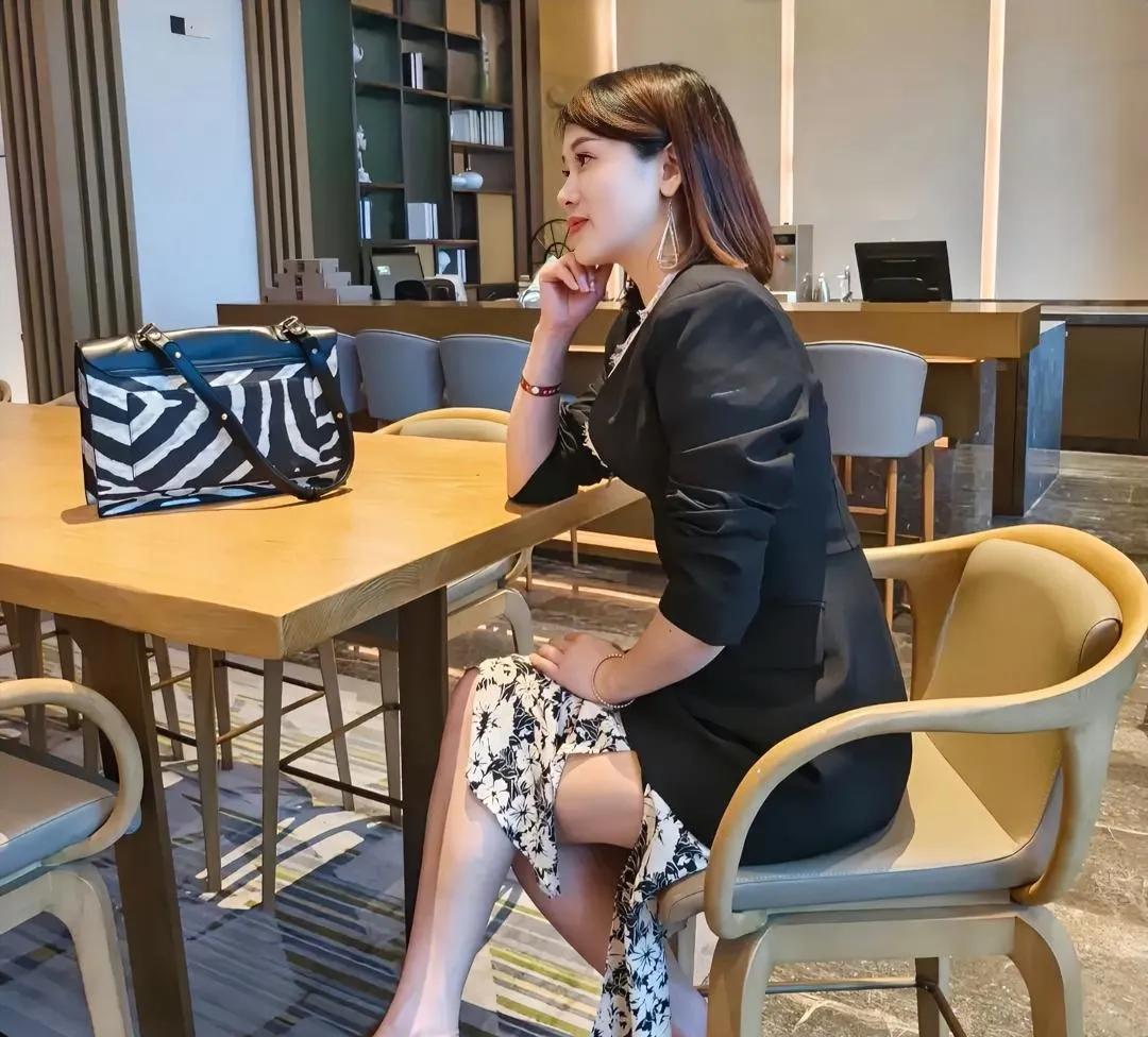 我用眼睛拥抱你的背影万千遍。