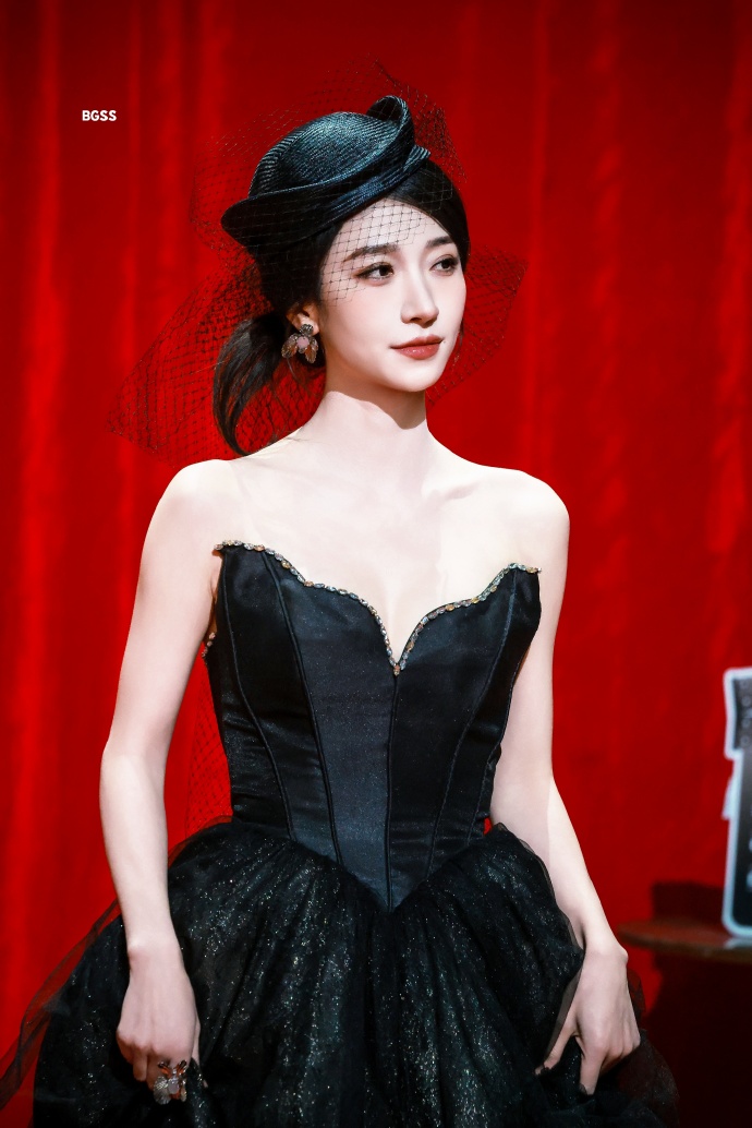 王格格国剧盛典红毯跟内场路透图
笑起来真的太甜了
黑天鹅跟纯白茉莉花来回切换