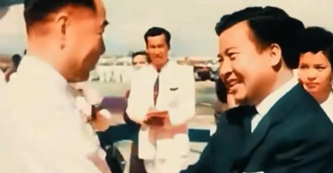 周总理要求代表团全部换成白色西装。
1960年，周总理率代表团访问亚洲国家。当结