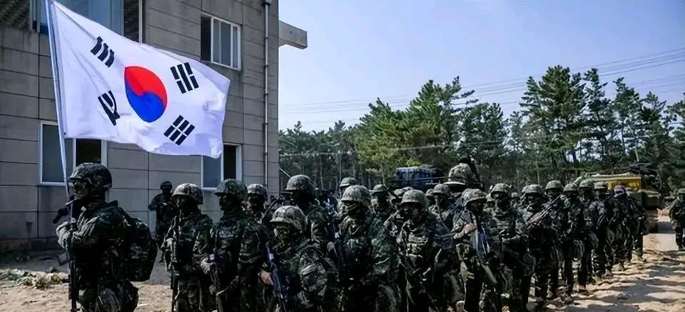 越来越热闹了，韩国军队也开始出现在俄乌战场了。
据俄罗斯媒体报道，在苏梅州和库尔