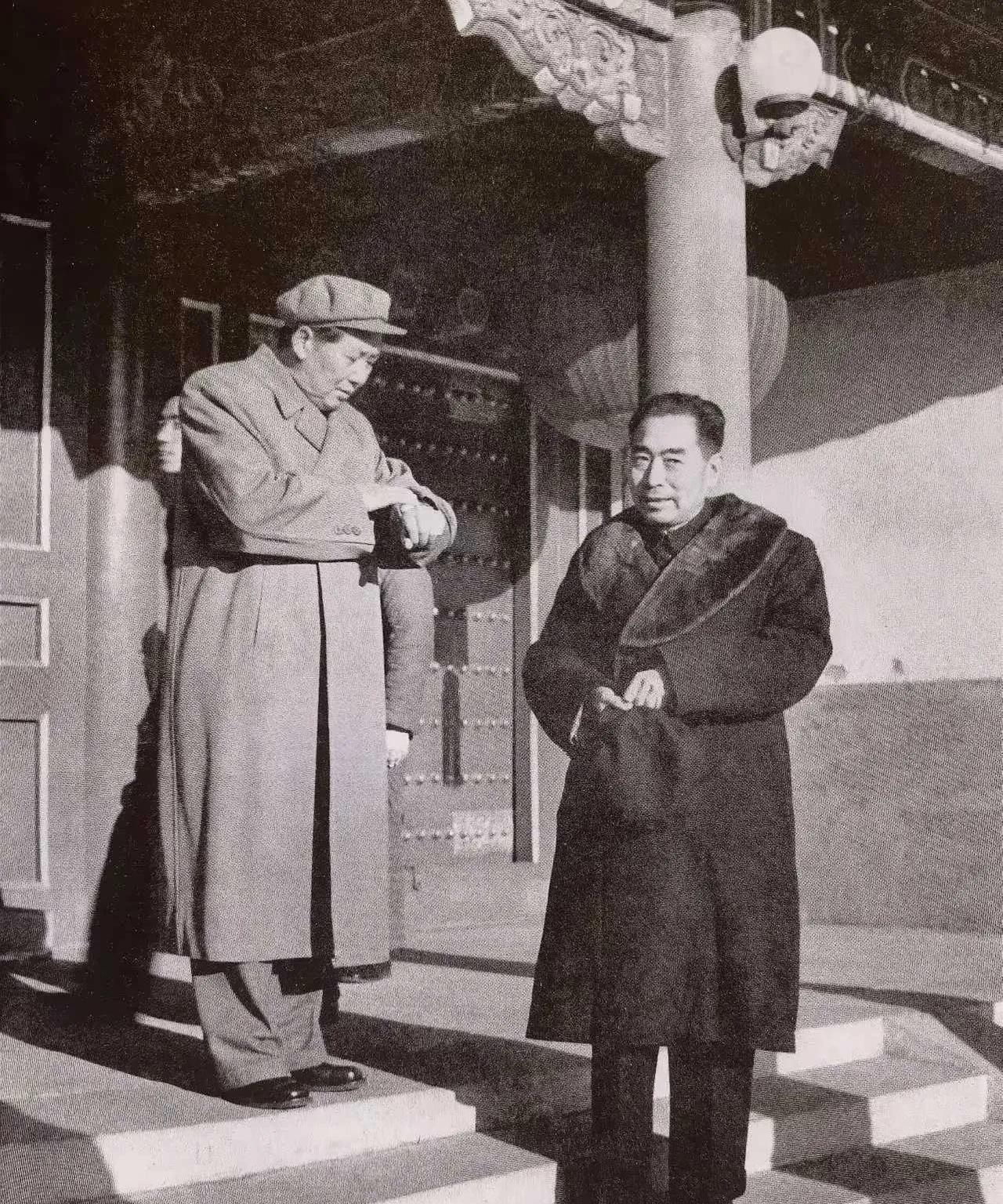 不知道这是什么背景下拍的照片，通过毛主席看表的动作，可以推测他们是在等待重要客人