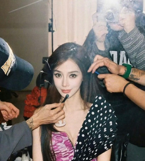 Angelababy这两张照片竟然隔了十几年，我还以为是前后脚拍的，这么多年ba