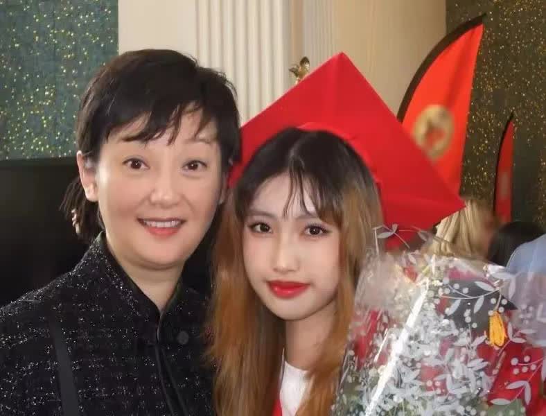 冯小刚养女高中毕业！56岁徐帆出席典礼，与徐朵合照老人味太浓！