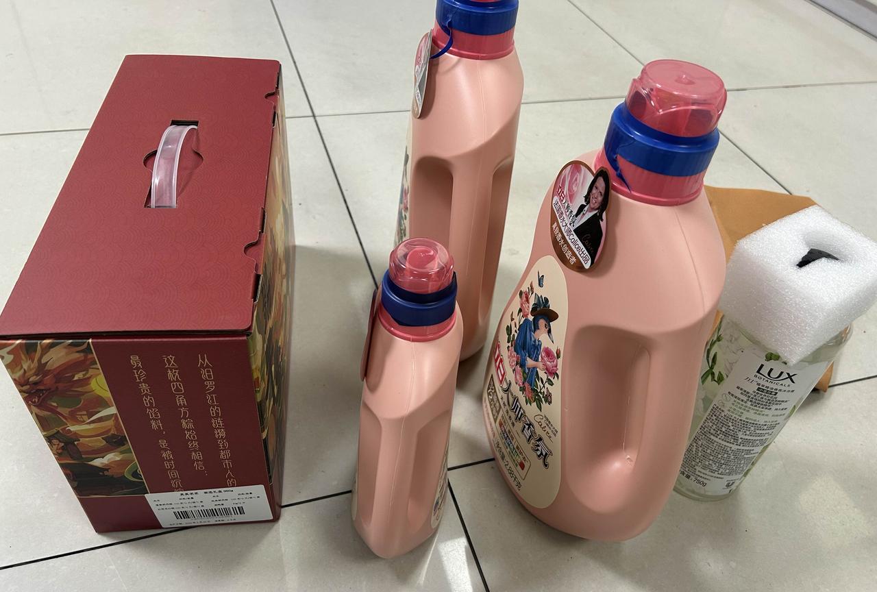 今天厂里面发端午节福利了，还不错满满的一箱，有一盒真真老老粽子，里面有蛋黄鲜肉粽