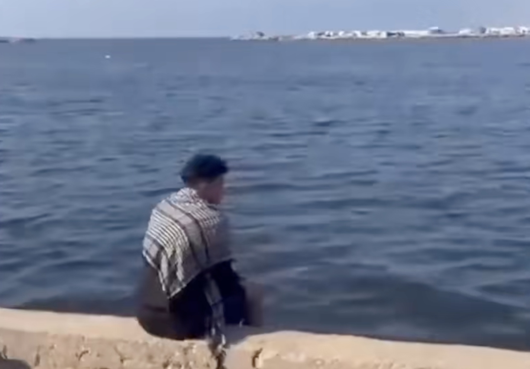 一巴勒斯坦青年在海边为朋友拍视频，竟成了他生命最后的瞬间。



7月22日，这