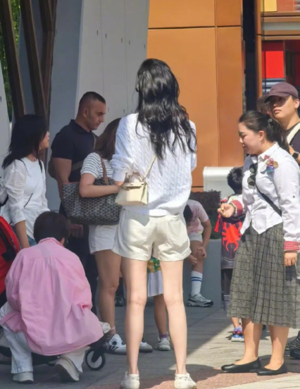 奚梦瑶是模特出身女儿的基因肯定会有给到她呀，好可爱的小朋友