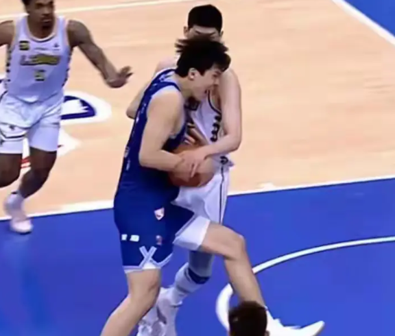 杨瀚森为什么能 NBA ？
最近，中国球员杨瀚森已经进入 75 人选秀大名单，在