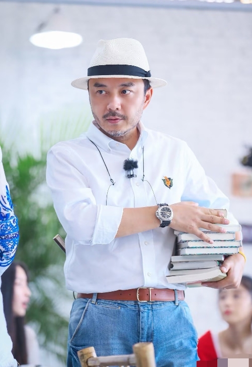 终于搞明白了

为什么汪涵可以火这么多年？

不仅仅是因为他的口才好，也不是因为