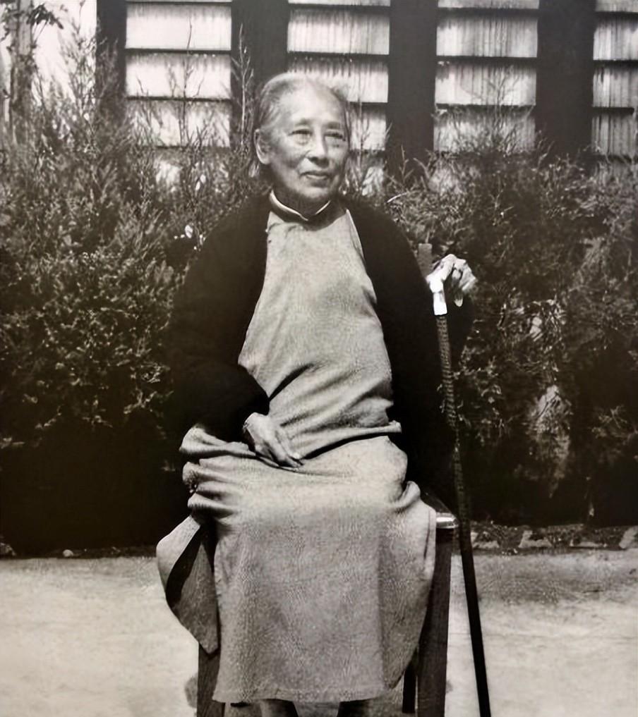 1941年，64岁的何香凝在逃港途中，被一伙人开枪逼停了船，船长绝望了，何香凝却