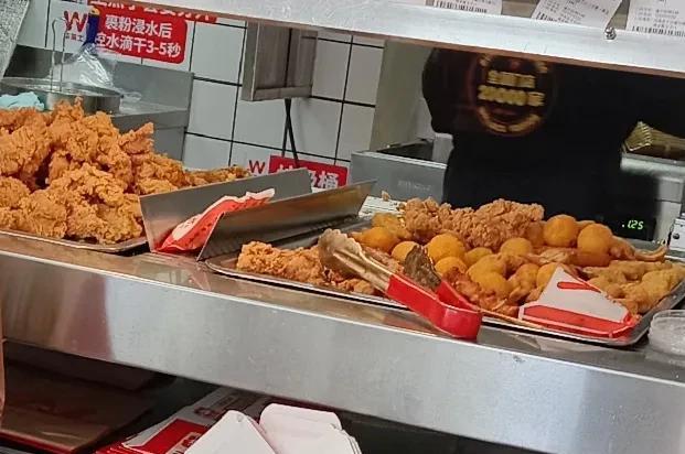 今天包的饺子还是昨天的馅。
大女儿说她不想吃，二妮说她想吃汉堡，儿子说他吃饺子要