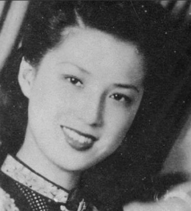 1974年，62岁的蒋梅英被26岁的男警员周荣鹤紧紧搂在怀中强吻。她把这件事情告