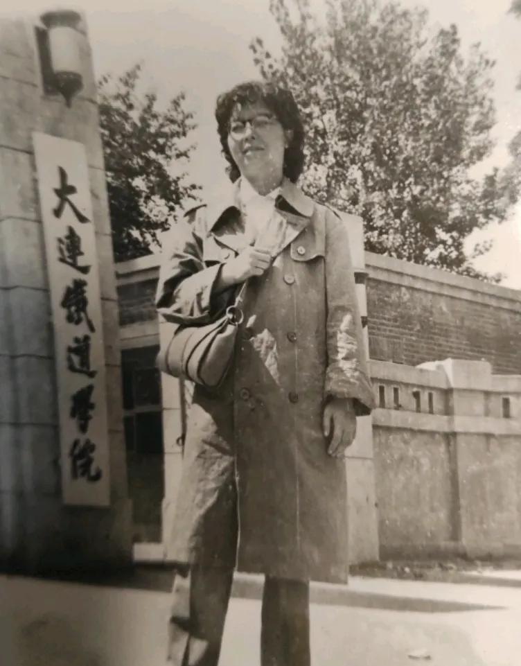 大连铁道学院于1956年创建，隶属于铁道部。
在2000年该院从铁道部被划归到辽