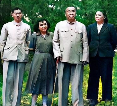 一九五五年五月八日，朱老总夫妇与女儿朱敏、女婿刘铮同游明十三陵。朱老总对明十三陵