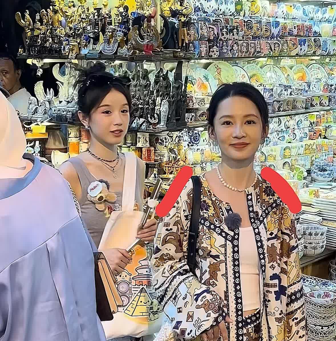 我朋友见到李沁了
皮肤黑、毛孔大，遛肩严重
她和我说李沁根本不是电视上看到的